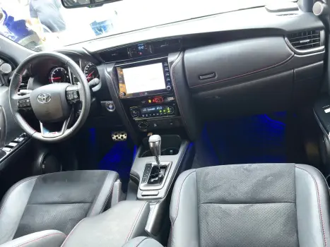 HILUX SW4 2.8 D-4D TURBO DIESEL GR-S 7L 4X4 AUTOMÁTICO