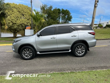 HILUX SW4 2.8 D-4D TURBO DIESEL SRX 7L 4X4 AUTOMÁTICO