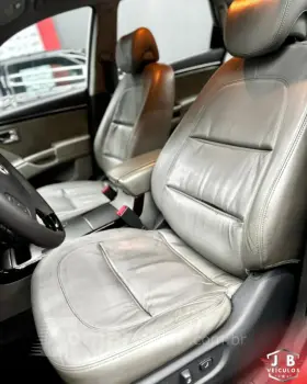 AZERA 3.3 MPFI GLS Sedan V6 24V