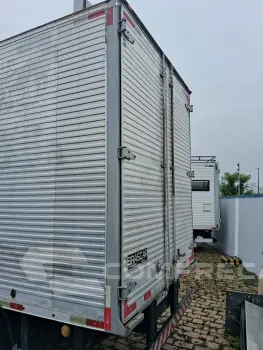 EXPRESS 4X2 COM BAÚ 4,5M