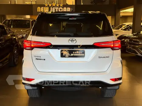 HILUX SW4 2.8 D-4D TURBO DIESEL DIAMOND 7L 4X4 AUTOMÁTICO