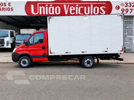 IVECO Daily 35s14 + Baú (CNH B) 2 portas