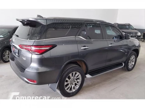 HILUX SW4 - 2.8 D-4D TURBO SRX 4X4 AUTOMÁTICO