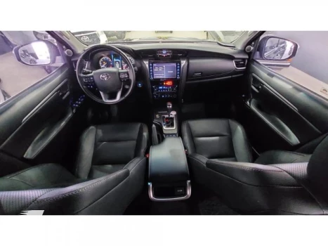 HILUX SW4 - 2.8 D-4D TURBO SRX 4X4 AUTOMÁTICO
