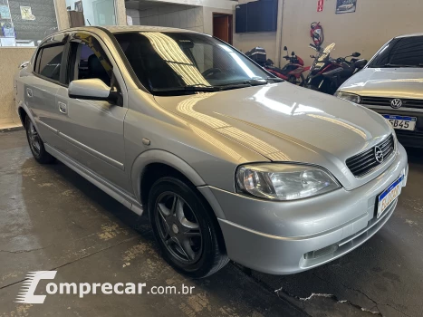 ASTRA 1.8 MPFI GL Sedan 8V
