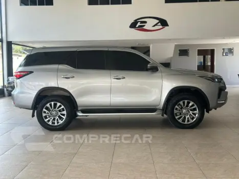 HILUX SW4 2.8 D-4D TURBO DIESEL SRX 7L 4X4 AUTOMÁTICO