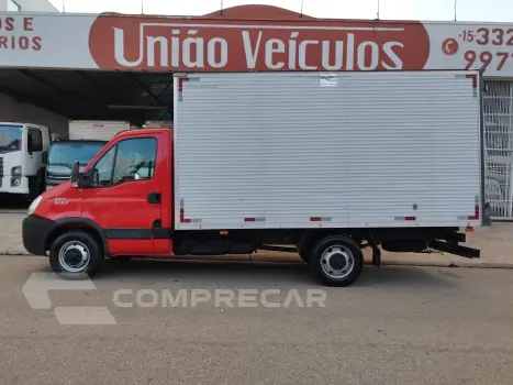 IVECO Daily 35s14 + Baú (CNH B) 2 portas