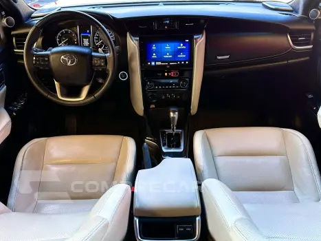 HILUX SW4 2.8 D-4D TURBO DIESEL DIAMOND 7L 4X4 AUTOMÁTICO