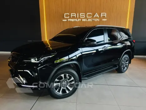 Toyota HILUX SW4 2.8 D-4D TURBO DIESEL SRX PLATINUM 7L 4X4 AUTOMÁTI 4 portas