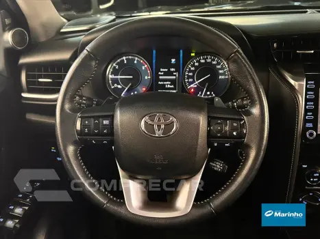 HILUX SW4 2.8 D-4D TURBO DIESEL SRX 7L 4X4 AUTOMÁ