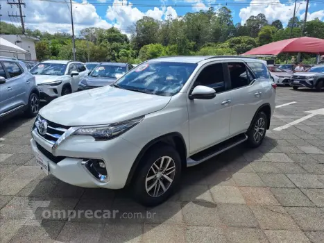 Toyota HILUX SW4 2.8 SRX 4X4 7 LUGARES 16V TURBO INTERCO 4 portas