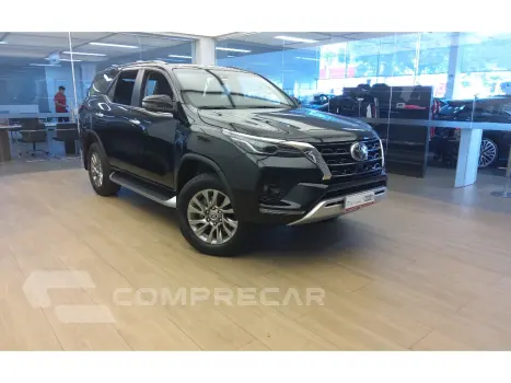 Toyota HILUX SW4 2.8 D-4D TURBO DIESEL SRX 7L 4X4 AUTOMÁTICO 5 portas