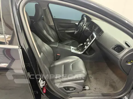 S60 T-5 MOMENTUM 2.0 245cv 4p