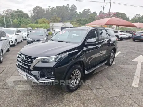 Toyota HILUX SW4 2.8 D-4D TURBO DIESEL SRX 7L 4X4 AUTOMÁ 4 portas