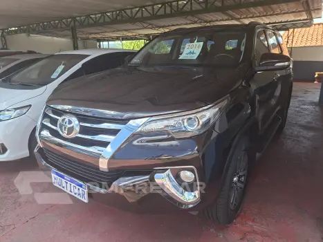 Toyota HILUX SW4 2.8 D-4d Turbo SRX 7L 4X4 4 portas