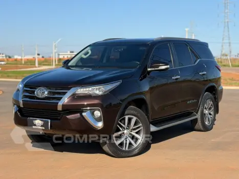 Toyota HILUX SW4 2.8 SRX 4X4 7 LUGARES 16V TURBO INTERCOOLER DIESEL 4 portas