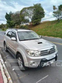 Toyota HILUX SW4 3.0 SRV 4X4 7 Lugares 16V Turbo Intercooler 4 portas