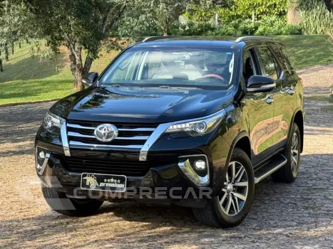 Toyota HILUX SW4 2.8 SRX 4X4 7 LUGARES 16V TURBO INTERCOOLER DIESEL 4 portas