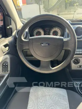 Fiesta Class sedan 1.6 Completo