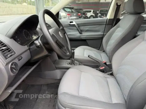 POLO SEDAN - 1.6 MI 8V 4P MANUAL