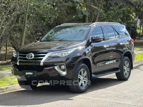 Toyota HILUX SW4 2.7 SRV 7 Lugares 4X2 16V 4 portas