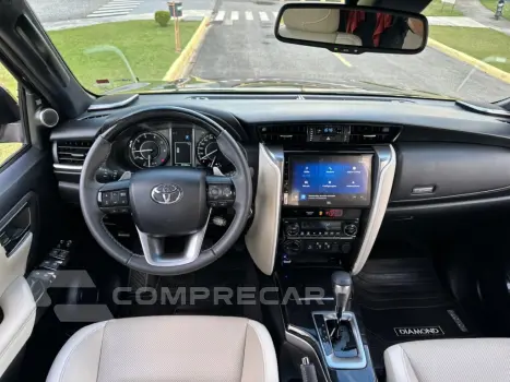 HILUX SW4 2.8 D-4D TURBO DIESEL DIAMOND 7L 4X4 AUTOMÁTICO