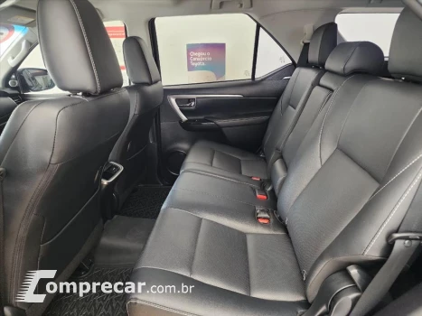 HILUX SW4 2.8 D-4D TURBO DIESEL SRX 7L 4X4 AUTOMÁ