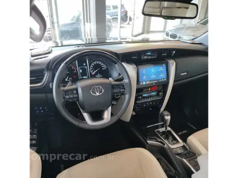 HILUX SW4 2.8 D-4D TURBO DIESEL DIAMOND 7L 4X4 AUTOMÁTICO