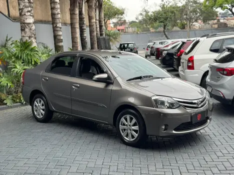 Toyota ETIOS 1.5 XLS Sedan 16V 4 portas