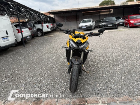 STREET TRIPLE RS