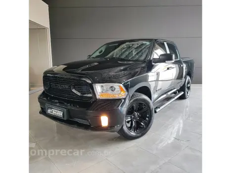 RAM CLASSIC 5.7 V8 GASOLINA LARAMIE NIGHT EDITION CD 4X4 AUTOMÁT 4 portas