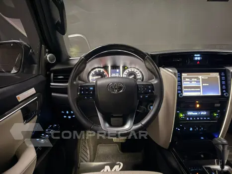 HILUX SW4 2.8 D-4D TURBO DIESEL DIAMOND 7L 4X4 AUTOMÁTICO