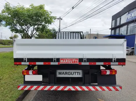 Accelo 1017 + Carroceria