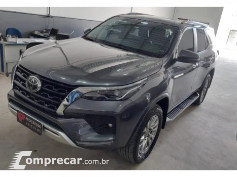 Toyota HILUX SW4 - 2.8 D-4D TURBO SRX 4X4 AUTOMÁTICO 4 portas