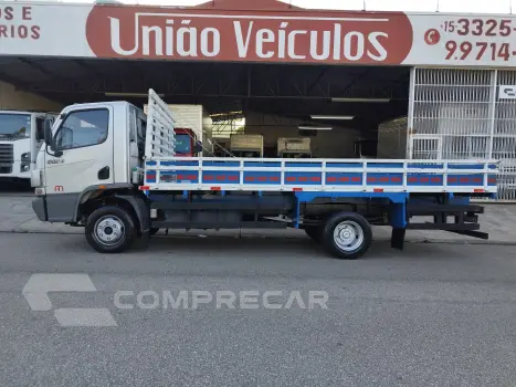 Mercedes-Benz Accelo 915C + Carroceria 2 portas