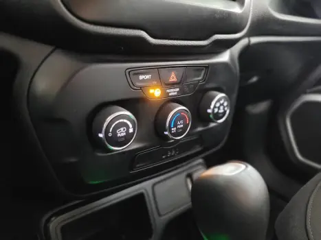 RENEGADE Renegade1.8 4x2 Flex 16V Aut.