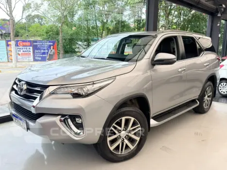 Toyota HILUX SW4 2.8 SRX 4X4 7 LUGARES 16V TURBO INTERCOOLER DIESEL 4 portas