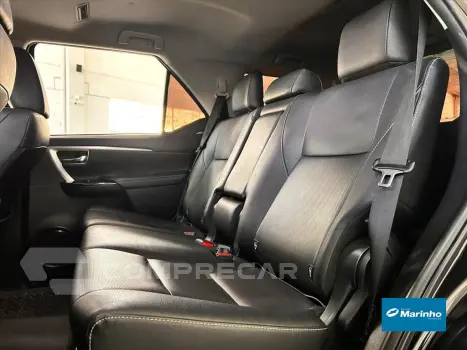 HILUX SW4 2.8 D-4D TURBO DIESEL SRX 7L 4X4 AUTOMÁ