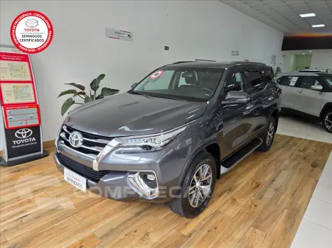 Toyota HILUX SW4 2.8 SRX 4X4 7 LUGARES 16V TURBO INTERCO 4 portas
