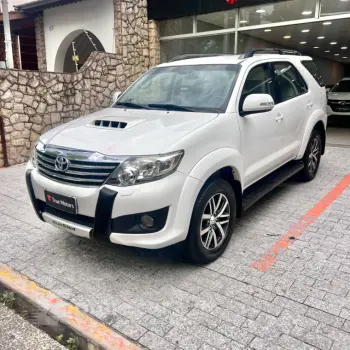 Toyota HILUX SW4 3.0 SRV 4X4 7 Lugares 16V Turbo Intercooler 4 portas