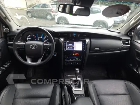 HILUX SW4 2.8 D-4D TURBO DIESEL SRX 7L 4X4 AUTOMÁ