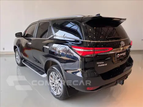 HILUX SW4 2.8 D-4D TURBO DIESEL SRX 7L 4X4 AUTOMÁ