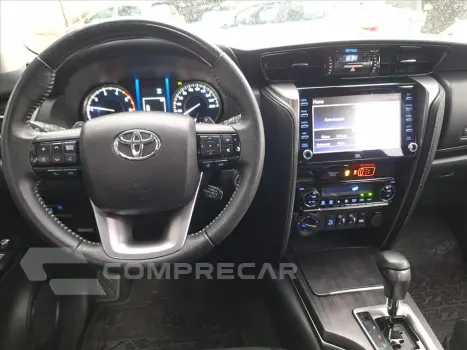 HILUX SW4 2.8 D-4D TURBO DIESEL SRX 7L 4X4 AUTOMÁ