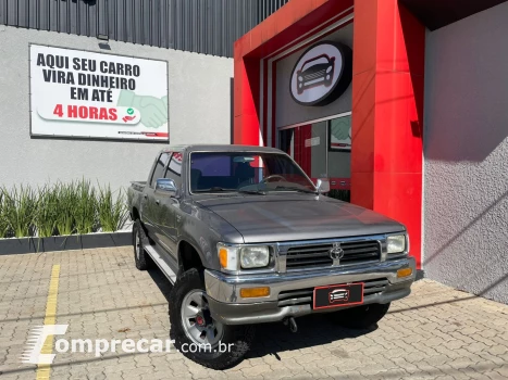 Toyota HILUX 2.8 SR5 4X4 CD 8V 4 portas