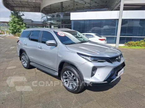 Toyota HILUX SW4 2.8 D-4D TURBO DIESEL SRX PLATINUM 7L 4 4 portas