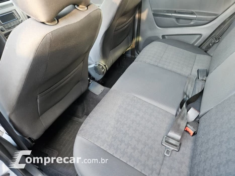Volkswagen POLO SEDAN 2.0 MI Comfortline 8V 4 portas
