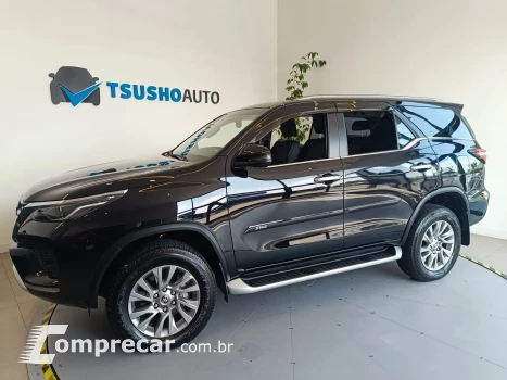 Toyota HILUX SW4 2.8 D-4D TURBO SRX 7L 4X4 AUTOMÁTICO 4 portas