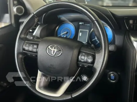 HILUX SW4 2.8 D-4D TURBO DIESEL SRX 7L 4X4 AUTOMÁTICO