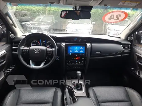 HILUX SW4 2.8 D-4D TURBO DIESEL SRX 7L 4X4 AUTOMÁ