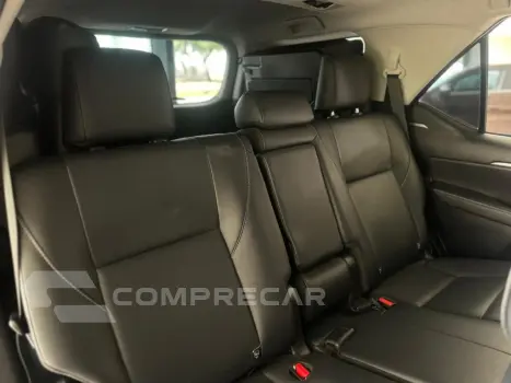 HILUX SW4 2.8 D-4D TURBO DIESEL SRX 7L 4X4 AUTOMÁTICO